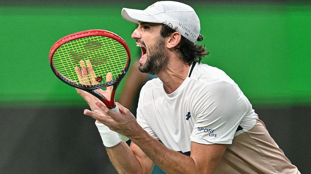 والنتین-واچهرو،-تاریخساز-اوپن-شانگهای-شد:-قهرمانی-شگفتانگیز-مقابل-پسرخالهاش-1761219115